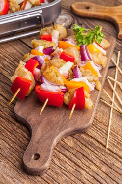 Ham sığır eti şiş ızgara için hazır