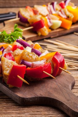 Ham sığır eti şiş ızgara için hazır