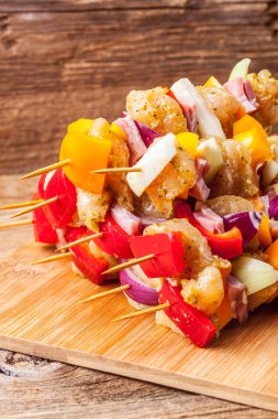 Ham sığır eti şiş ızgara için hazır