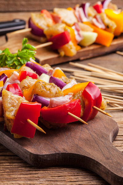 Шашлыки из сырой говядины готовы к грилю
