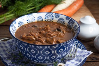 gulaş çorbası domuz eti ve mantar ile.