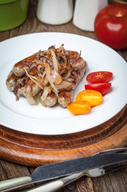 Fried kızarmış beyaz sosis plate.white sucuk soğan ile