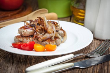 Fried kızarmış beyaz sosis plate.white sucuk soğan ile