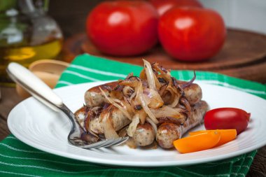 Fried kızarmış beyaz sosis plate.white sucuk soğan ile