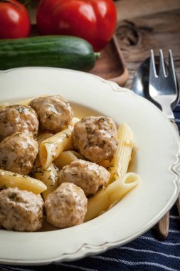 Domuz eti köfte dereotu sosu ve makarna ile.