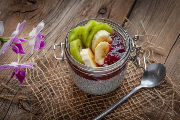 Chia seed pudding with fruit. — Stock Photo, Image