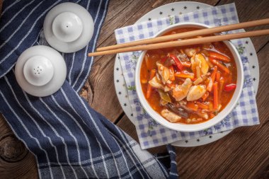 Sebzeli Çin usulü tavuk.