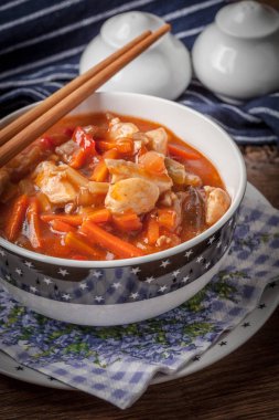 Sebzeli Çin usulü tavuk.