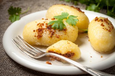 Patates köfte kıyma ile doldurulmuş.