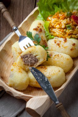 Patates köfte kıyma ile doldurulmuş.
