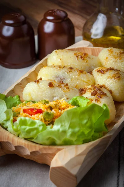 Dumplings πατάτας γεμιστές με κιμά. — Φωτογραφία Αρχείου