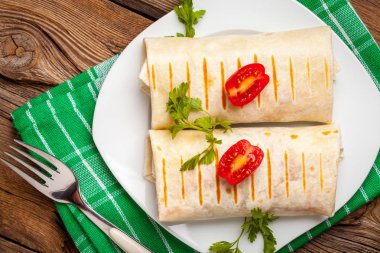 Kıyılmış et, fasulye ve sebze dolu burrito.