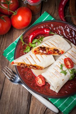 Kıyılmış et, fasulye ve sebze dolu burrito.