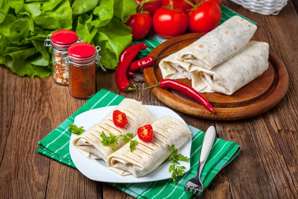 Burritos filled wiht minced meat, bean and vegetables. — Stock Photo, Image