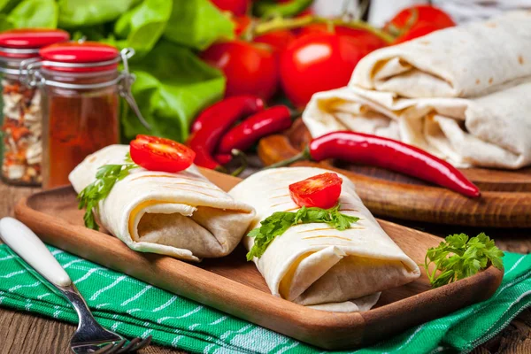 Burritos filled wiht minced meat, bean and vegetables. — Stock Photo, Image