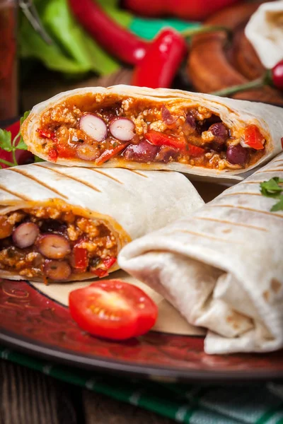 Burritos filled wiht minced meat, bean and vegetables. — Stock Photo, Image