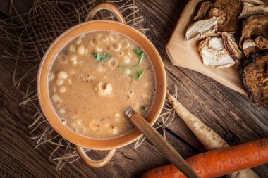 Ahşap bir masa üzerinde mantar çorbası.