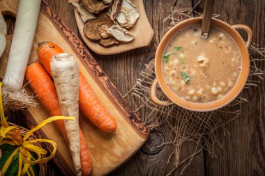 Ahşap bir masa üzerinde mantar çorbası.