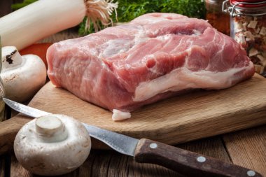 Bir kesme tahtası üzerinde ham bel.