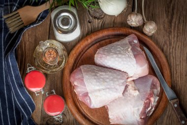 kesme tahtası üzerinde çiğ hindi budu.