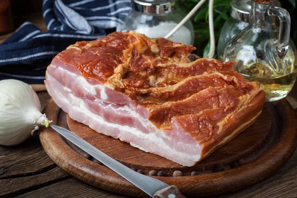 Syrovou slaninu na prkénko. — Stock fotografie