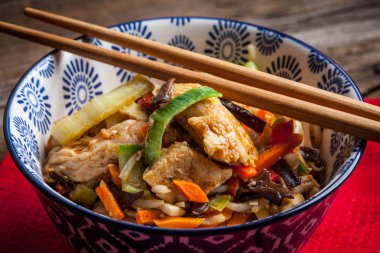 Kase sebze ile kızarmış tavuk.