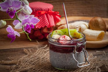 Chia tohum puding meyve ile.