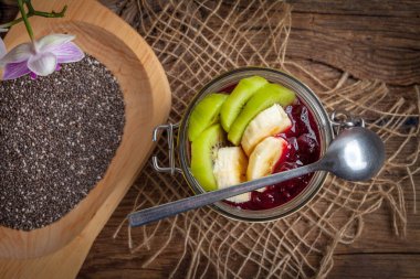 Chia tohum puding meyve ile.