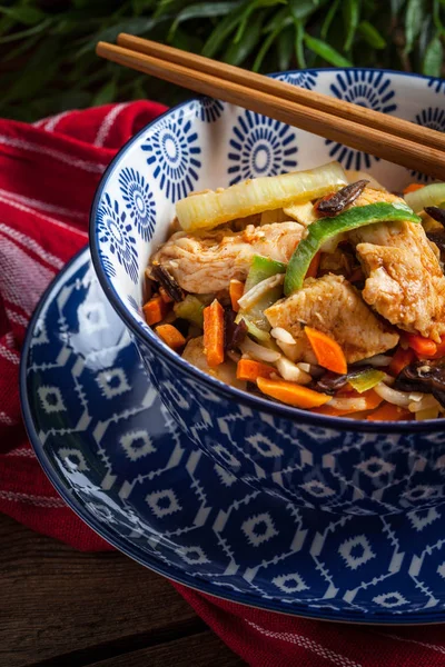 Bowl of fried chicken with vegetables. — Stock Photo, Image