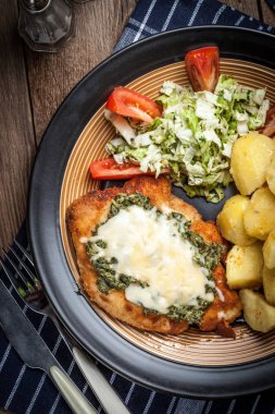 Ispanak ve peynir ile kızarmış tavuk fileto.