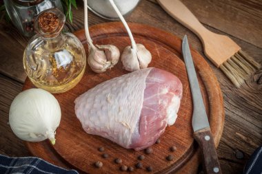 kesme tahtası üzerinde çiğ hindi budu.