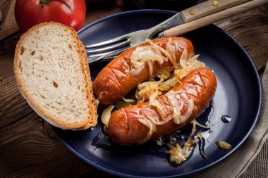 soğan Kızarmış sosis.