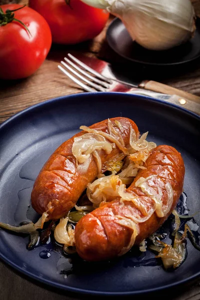 Salchicha frita con cebolla . — Foto de Stock