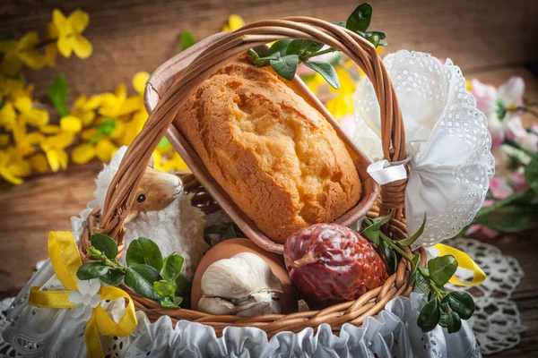 Traditional Easter basket with food. — Stock Photo, Image