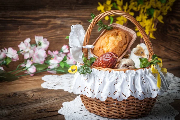 Panier traditionnel de Pâques avec nourriture . — Photo