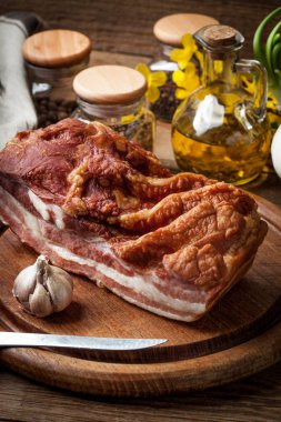 Haşlanmış pastırma füme.