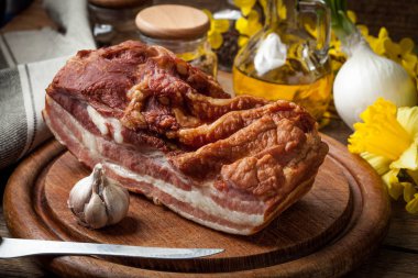 Haşlanmış pastırma füme.