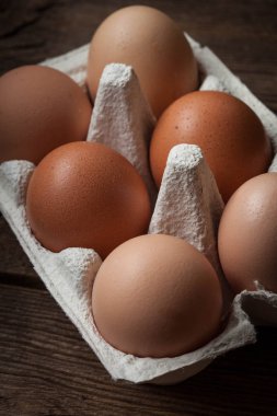 Taze çiftlik yumurtaları.