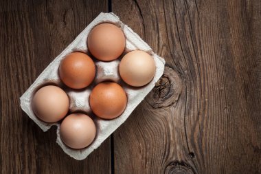 Taze çiftlik yumurtaları.