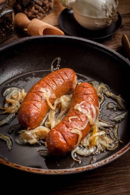 soğan Kızarmış sosis.