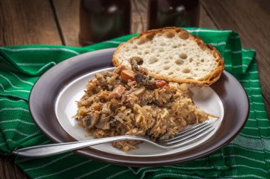 Geleneksel Lehçe lahana turşusu (bigos) Mantar ve et.