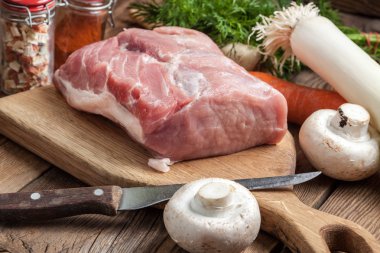 Bir kesme tahtası üzerinde ham bel.