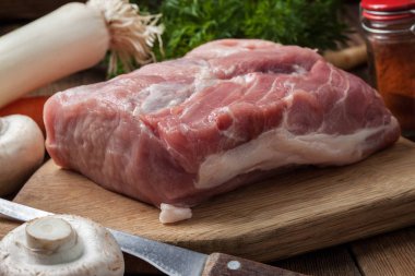 Bir kesme tahtası üzerinde ham bel.