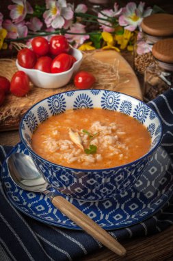 Pirinç taze domates çorbası.