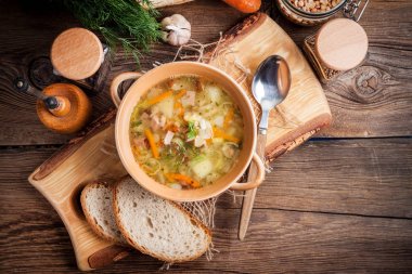 Bezelye çorbası ile sebze ve pastırma.