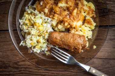 Lezzetli roulades sığır plaka üzerinde.