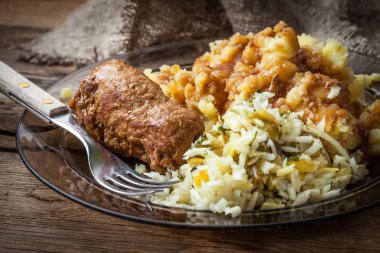 Lezzetli roulades sığır plaka üzerinde.