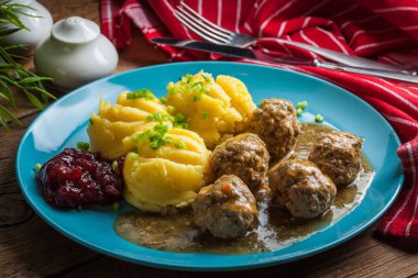 Köfte Patates dereotu sos ile.
