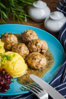 Köfte Patates dereotu sos ile.