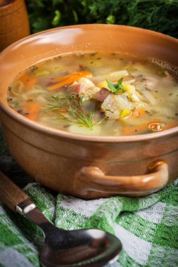 Bezelye çorbası ile sebze ve pastırma.